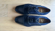 Load image into Gallery viewer, Christian Louboutin shoes 39
