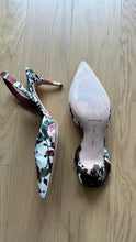 Load image into Gallery viewer, Manolo Floral Worn 40
