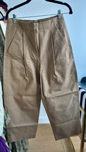 Load image into Gallery viewer, Banana Republic Cropped pants Small

