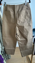 Load image into Gallery viewer, Banana Republic Cropped pants Small
